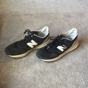 New Balance Men's Black and White Sneakers